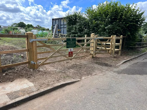 R &amp; G Fencing photo 3